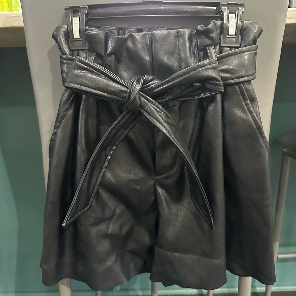 ZENANA XS Black faux leather shorts